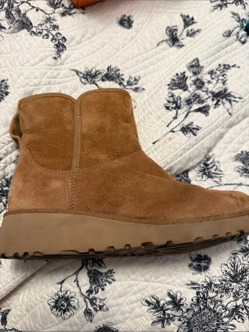 UGG Kristin Size 5 chestnut treadlite
